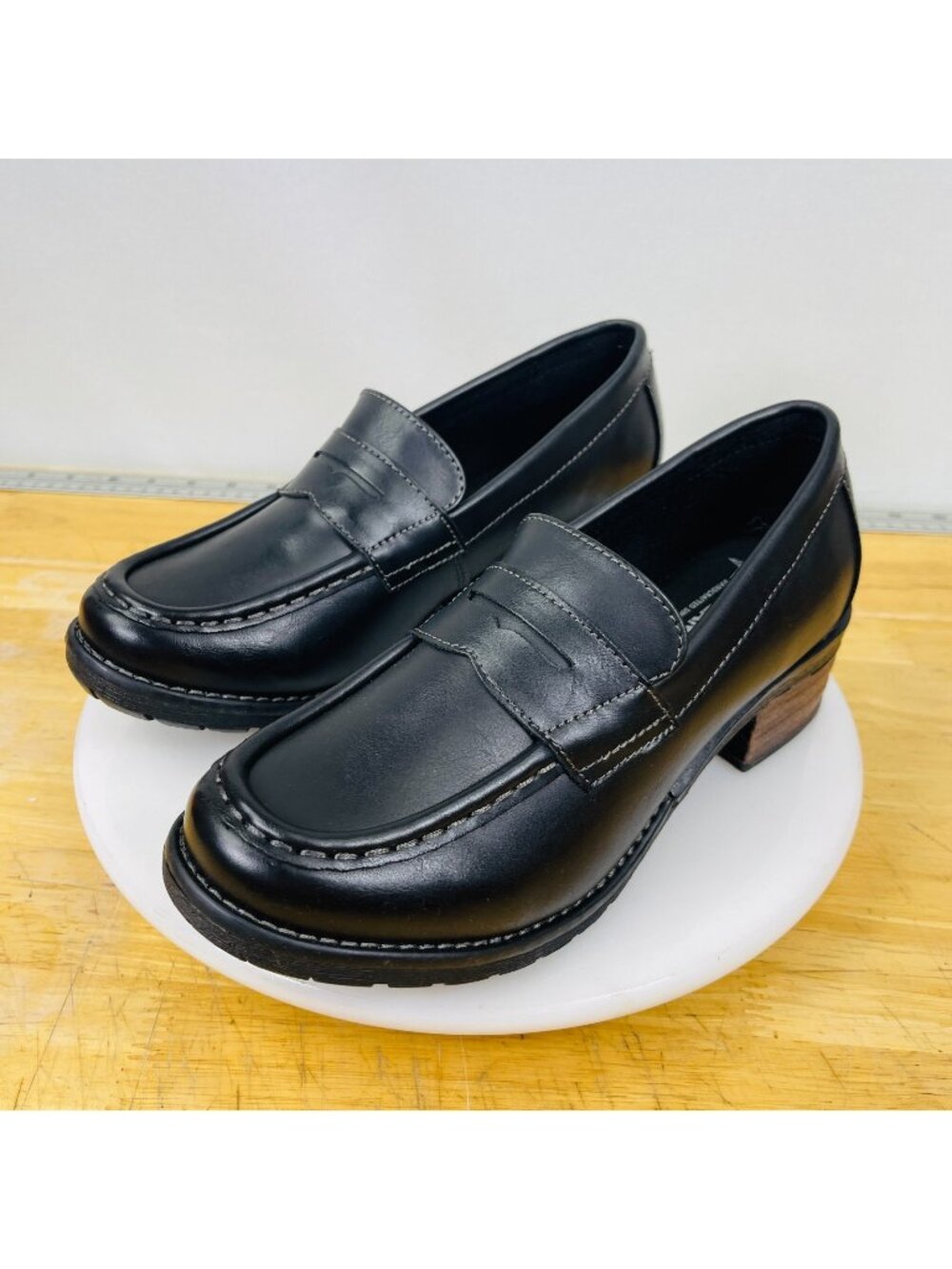 Eastland Holly Womens 8M Black Penny Loafers Lug Sole New Box 2238-01